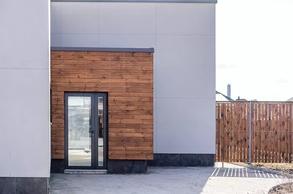 Pourquoi choisir le bois pour l'habillage de sa façade de magasin